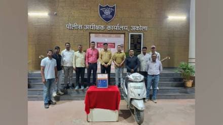 22 year old girl stole chains worth lakhs caught within six hours by local police
