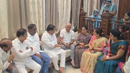 Congress leader Vijay Wadettiwar demanded the Vaishnavi suicide accused be hanged at Bhar Chowk