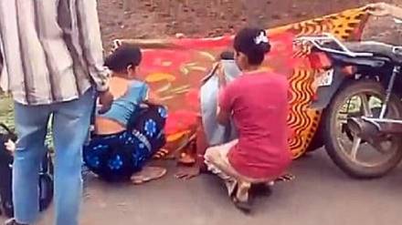 tribal woman gave birth on road in Bormali Chopda taluka tribal woman gave birth on road in Bormali Chopda taluka