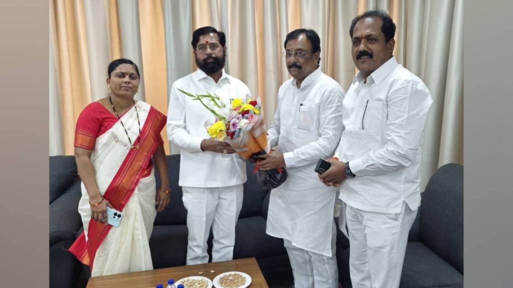Ex Minister Siddharam Mhetre quit Congress and joined Shiv Sena from akkalkot taluka today Ex Minister Siddharam Mhetre quit Congress and joined Shiv Sena from akkalkot taluka today