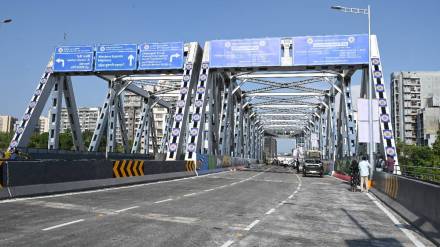 gokhale Bridge connecting andheri East and West was opened for traffic buses