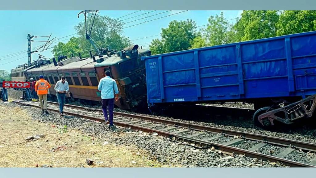 nashik Coal train derailed near amalner Thursday halting all rail traffic from Jalgaon to Surat nashik Coal train derailed near amalner Thursday halting all rail traffic from Jalgaon to Surat