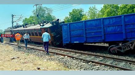 nashik Coal train derailed near amalner Thursday halting all rail traffic from Jalgaon to Surat nashik Coal train derailed near amalner Thursday halting all rail traffic from Jalgaon to Surat