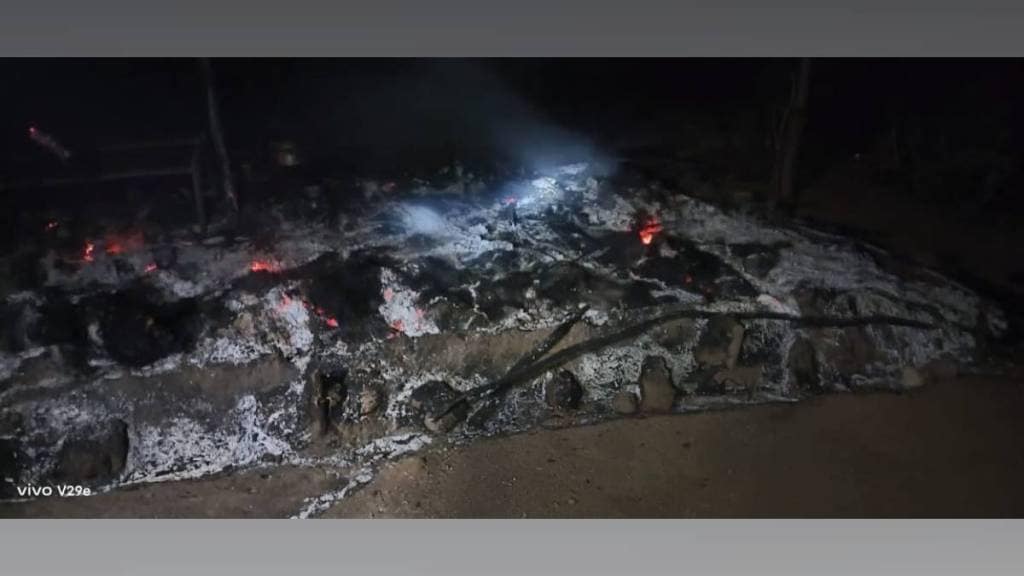 nashik 82 year old man died in a midnight hut fire caused by a lamp in Kikwari