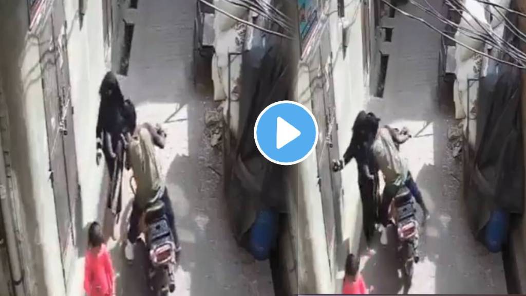 Pervert Kisses Burqa-Clad Woman In UP's Meerut Pervert Kisses Burqa-Clad Woman In UP's Meerut