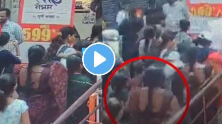 Pune shocking video of outside Shreemant Dagdusheth Ganpati Temple Two women were arrested on Saturday for allegedly stealing a gold chain