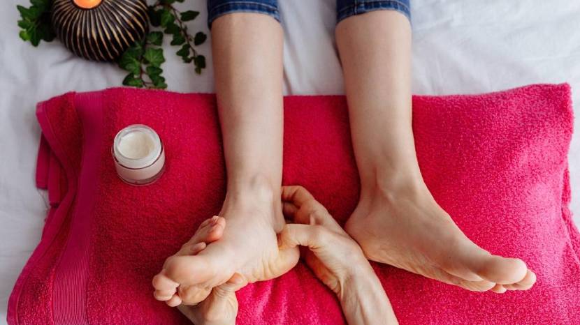 Health Benefits Of Massaging Your Feet With Oil before sleep