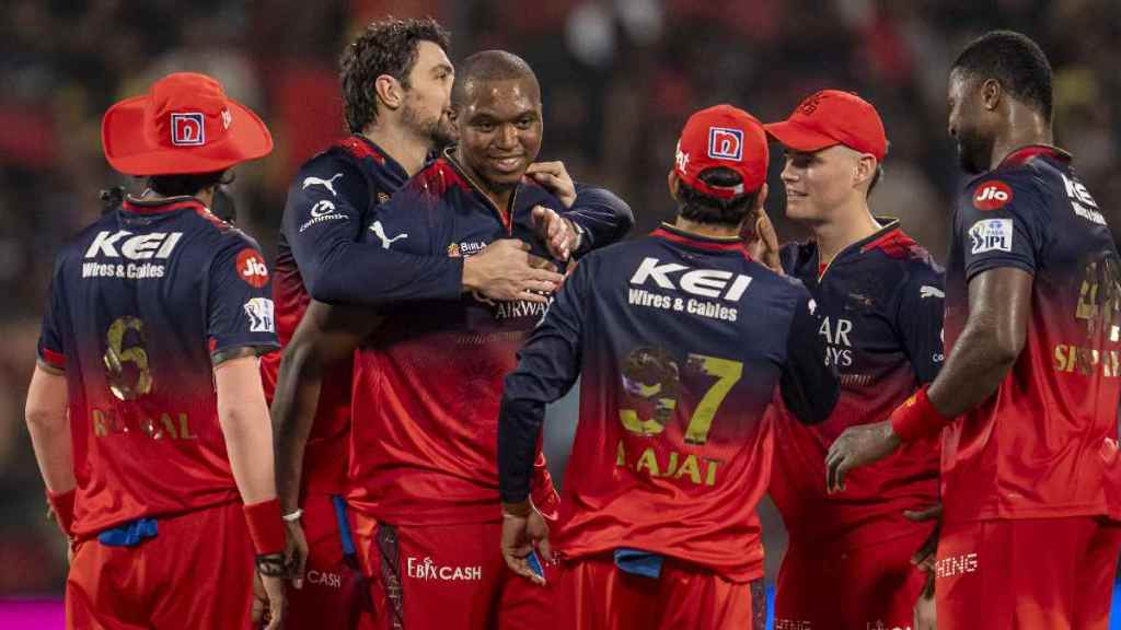 Royal Challengers Bengaluru vs Chennai Super Kings Live Match Score Updates in Marathi