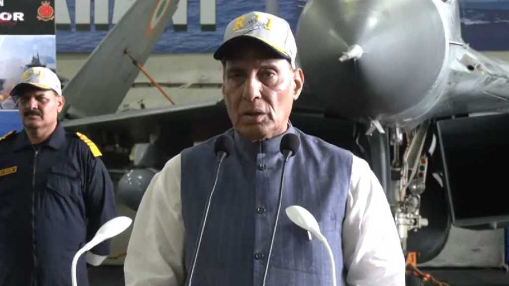 संरक्षणमंत्र्यांनी आज आयएनएस विक्रांतला भेट दिली. (PC : Rajnath Singh/X) 