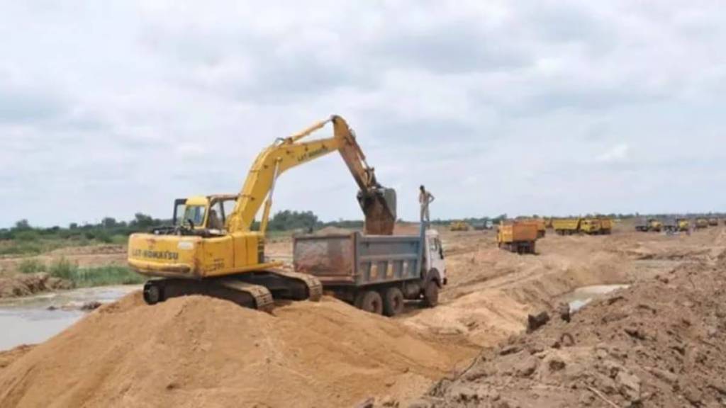 Sand smugglers fatally attack the then in-charge Tehsildar of Babhulgaon