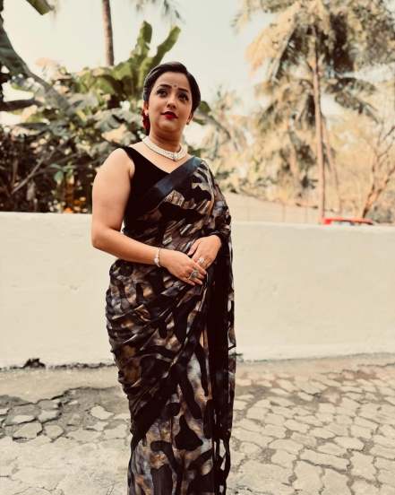 Apurva nemlekar in black saree