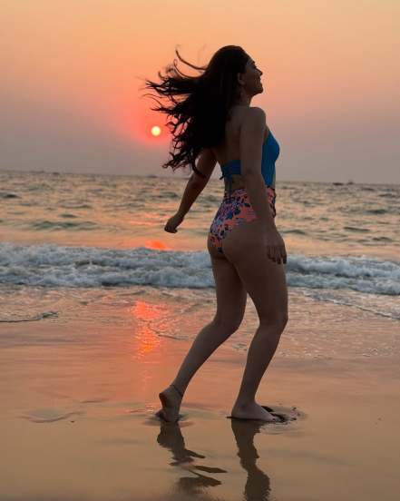 Sonalee kulkarni bikini look, Sonalee kulkarni birthday, marathi actress bikini photoshoot