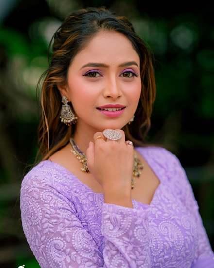 Sayali Deodhar Purple Saree Look