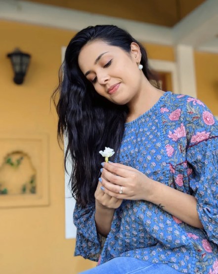 Shivani Rangole Kulkarni Cute Look