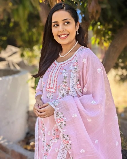 Shivani Rangole Kulkarni Cute Look