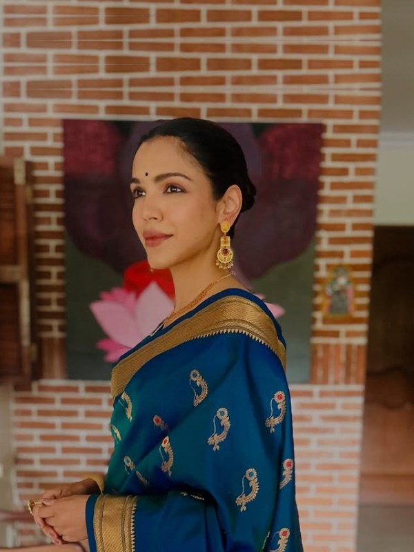 Shriya Pilgaonkar Blue Saree Look