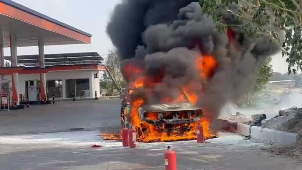 Heatwave in Solapur Three vehicles including two cars catches fire