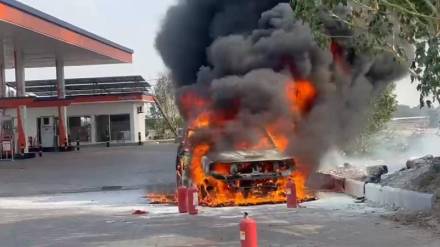 Heatwave in Solapur Three vehicles including two cars catches fire