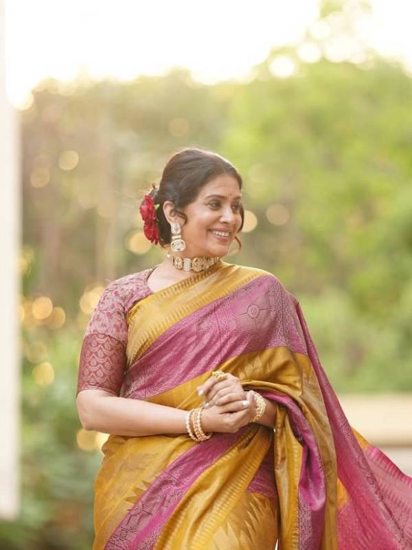 Sonali kuljkarni in traditional saree look