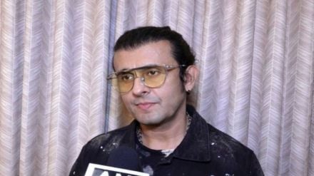 Sonu Nigam responding to a fan during his Bengaluru concert over Kannada song request