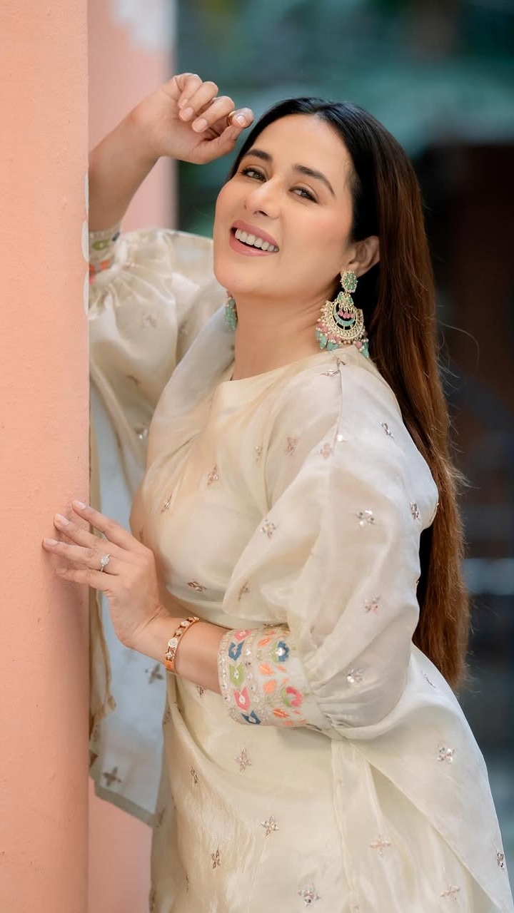 Tejaswini Lonari Golden Paithani Saree