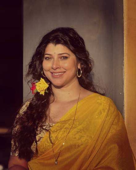 Tejaswini pandit yellow saree look