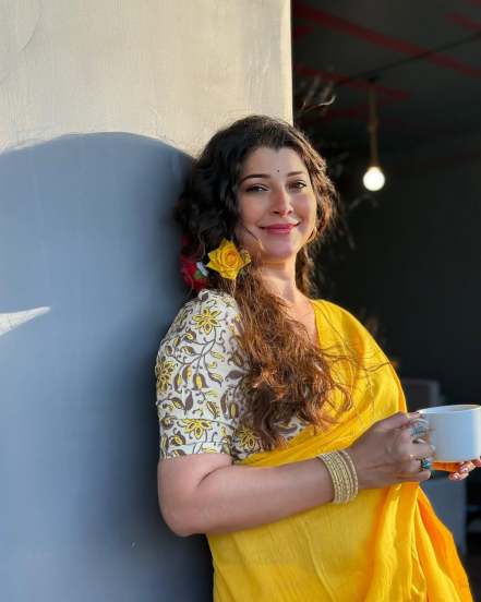 Tejaswini pandit yellow saree look
