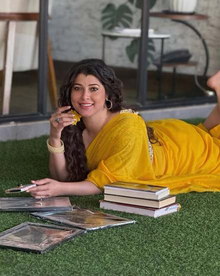 Tejaswini pandit yellow saree look