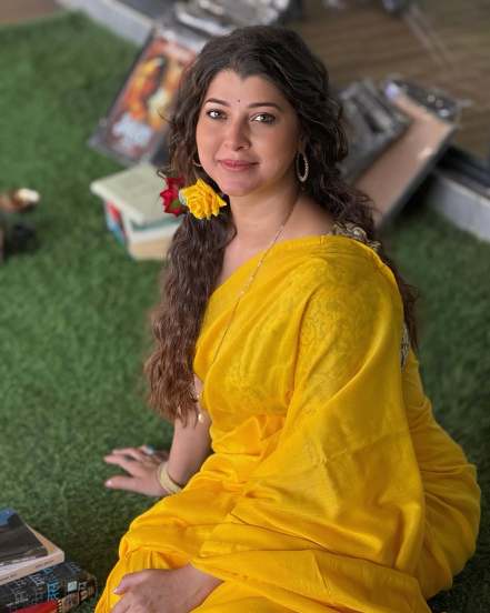 Tejaswini pandit yellow saree look