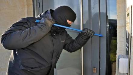 Thieves broke the lock of a flat in Lokmanya Nagar area of ​​Navi Peth and stole jewellery worth Rs 10 lakh 98 thousand