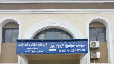 Three and a half kg of gold and Rs 4 lakh cash stolen from a hotel in Shirdi belonging to a gold merchant in Mumbai Three and a half kg of gold and Rs 4 lakh cash stolen from a hotel in Shirdi belonging to a gold merchant in Mumbai