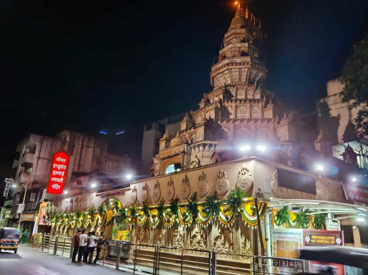 shreemant dagadusheth halwai ganapati pune offered 5000 coconut water