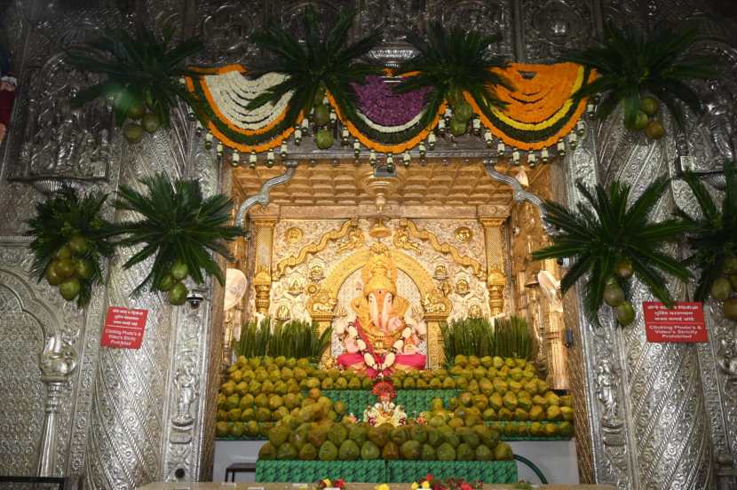 shreemant dagadusheth halwai ganapati pune offered 5000 coconut water