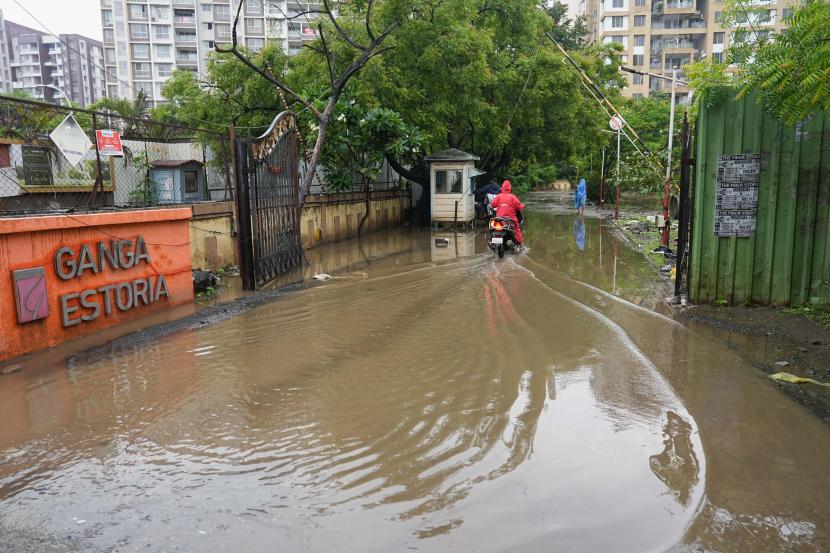 Retaining wall collapsed and the naullah water entered in to the shops and houses near Bishops school in Undri