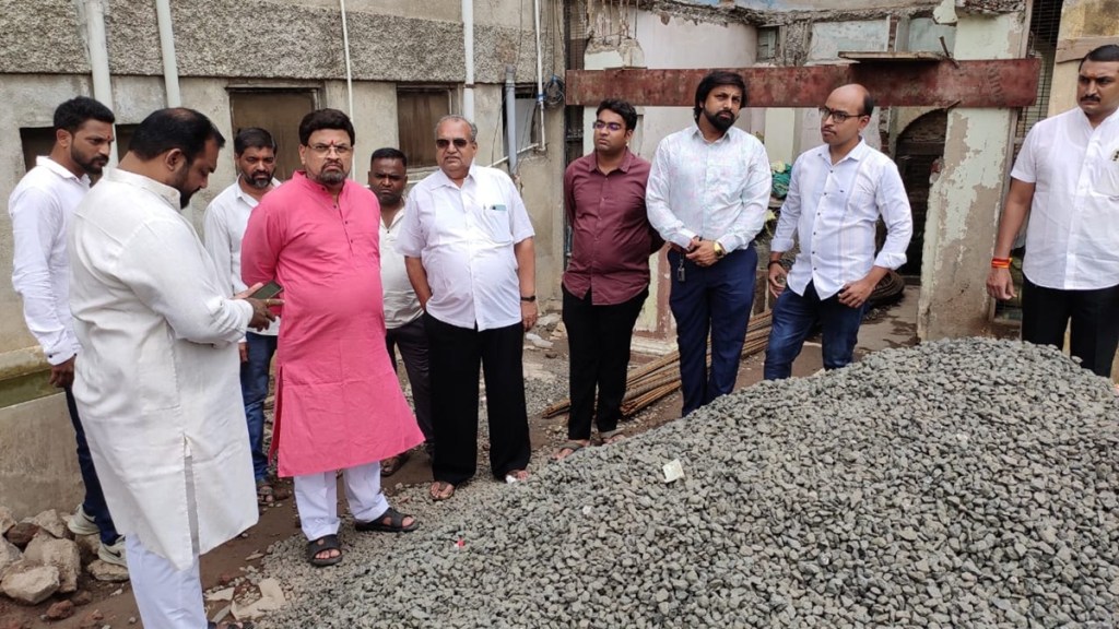 अभिनव भारत मंदिराच्या स्थितीवर शरद पोंक्षे नाराज, स्वातंत्र्यवीर सावरकर यांना जयंतीनिमित्त अभिवादन (छायाचित्र सौजन्य - लोकसत्ता टीम)