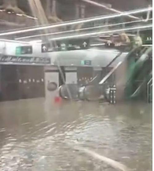Worli aqua line metro station floods