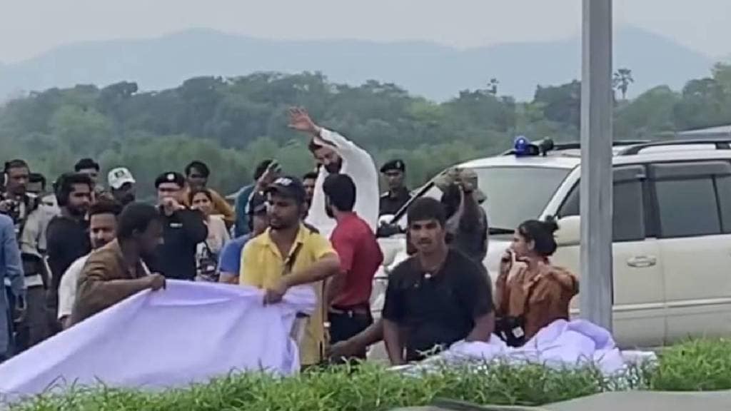 Fans thronged the Mankoli bridge area as actor Sanjay Dutt arrived in Dombivli