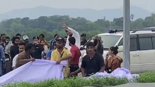 Fans thronged the Mankoli bridge area as actor Sanjay Dutt arrived in Dombivli