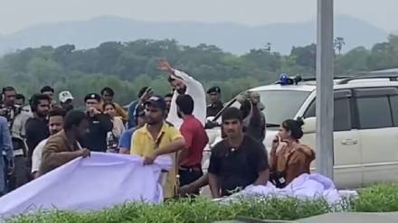 Fans thronged the Mankoli bridge area as actor Sanjay Dutt arrived in Dombivli