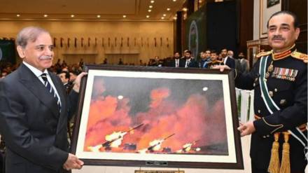 asim munir give fake photo to pm shehbaz sharif