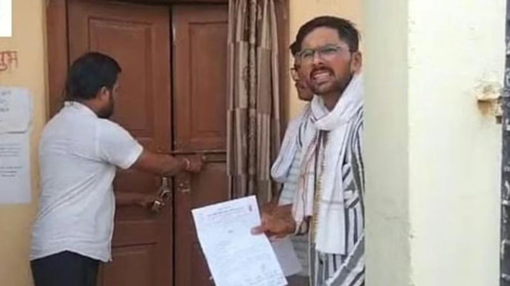 bhandara farmers lock sugar mill office