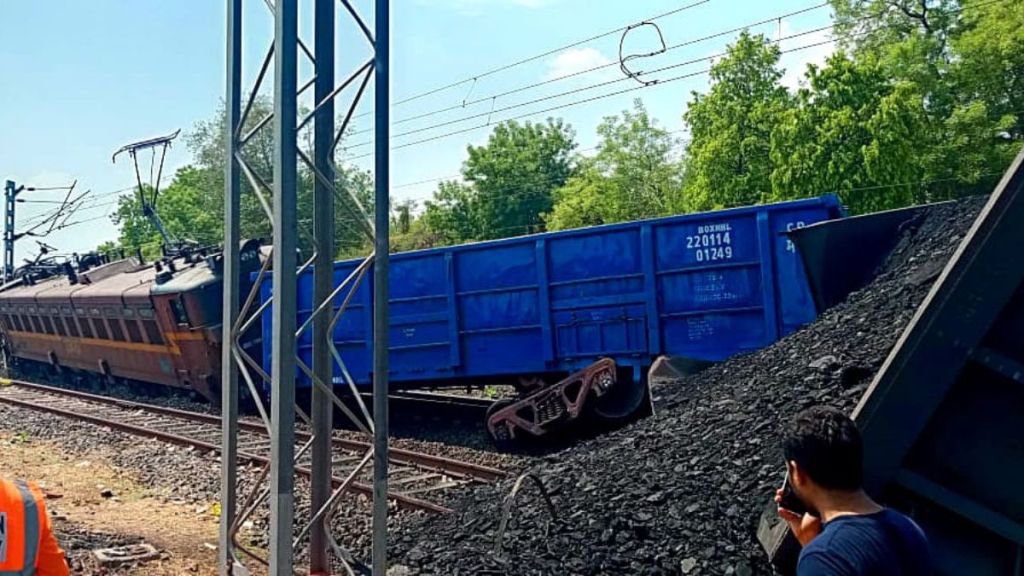 bhusawal surat rail traffic disrupted coal goods train derails jalgaon bhusawal surat rail traffic disrupted coal goods train derails jalgaon