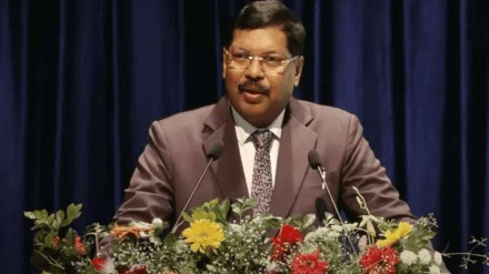 Chief Justice appeals not to escalate the issue of non-compliance with etiquette during Mumbai visit; Lawyers' Association passes resolution demanding action against those concerned