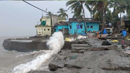 vasai Storm hits Arnala Fort