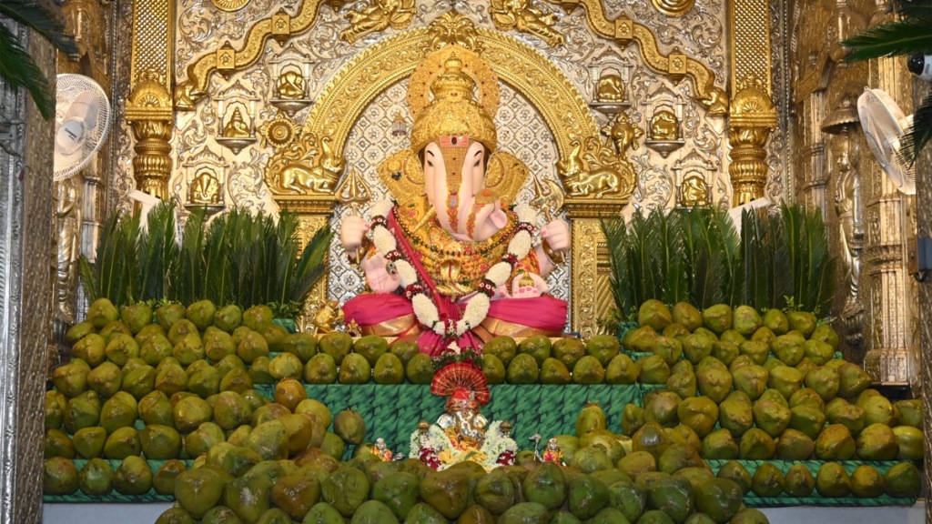 In Pune, the Shrimant Dagdusheth Halwai Ganpati was decorated with five thousand tender coconuts