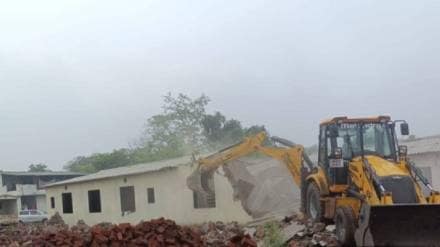 Kalyan Dombivli Municipalitys Income Ward officials demolished illegal chawls in the Nandivali area and Vasar village limits in Kalyan East
