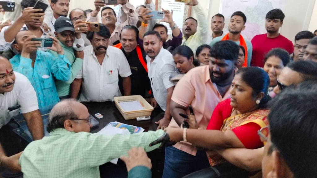 In Dhule, BJP protesters attempted to blacken the face of an electricity engineer