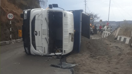 Near Satara, two injured as a dumper overturned in Yavateshwar Ghat