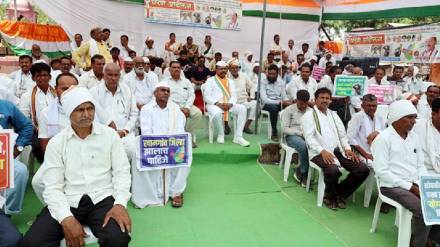 Akola Farmers march ormer MLA Dilip Kumar Sananda