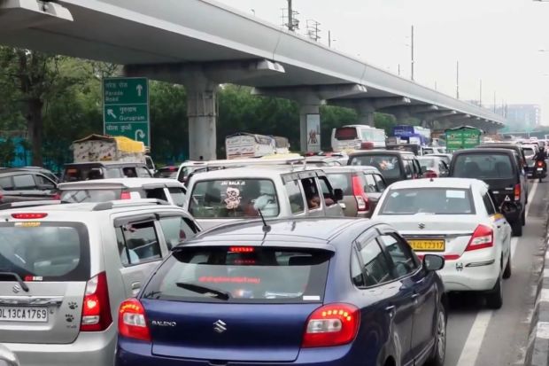 दिल्ली एनसीआरमध्ये मोठ्या प्रमाणात वाहतूक विस्कळीत झाल्याचे दिसले. परेड रोड अंडरपास पूर्णपणे बंद करण्यात आला होता. (Image: PTI)